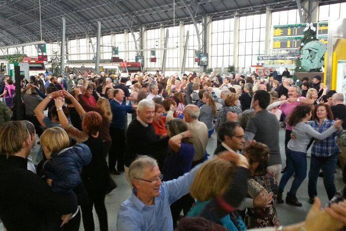 Bailes de Salón en los andenes de la Estación de Abando, en Bilbao