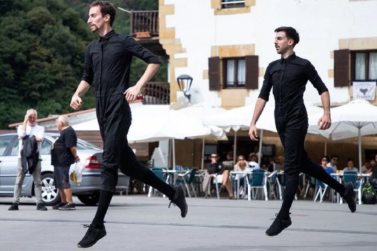 "LED Silhouette-ren hitzaldi dantzatua"