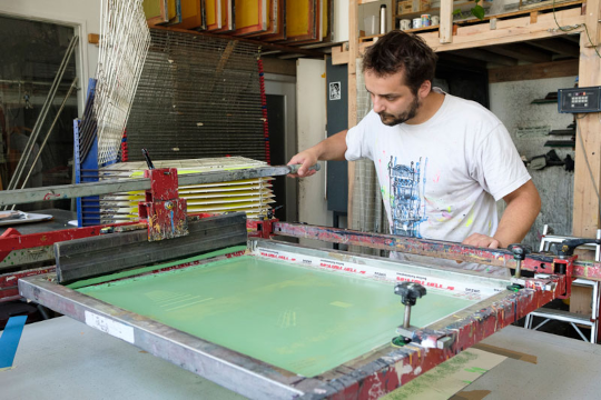 "Kolorea baino zerbait gehiago: Argazkien inprimaketa serigrafikoa kuatrikomian"