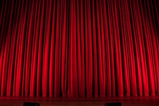 "Hotela" + "Eskuak gora"