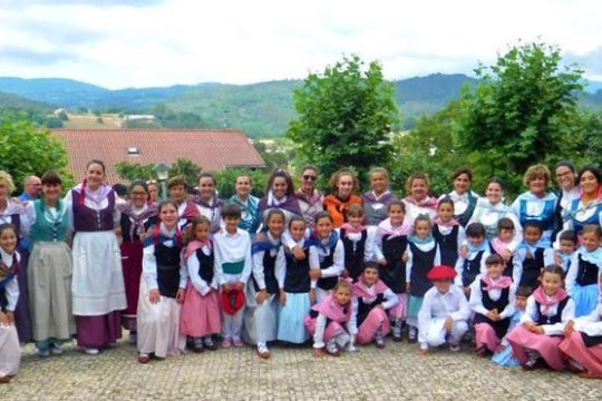 "Iratxo Gorria" dantza taldearen ekitaldia "Iratxo Gorria" dantza taldearen ekitaldia