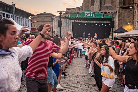 Gasteizko Andre Maria Zuriaren Jaiak 2026: Larrain Dantza eta Txulalai Gasteizko Andre Maria Zuriaren Jaiak 2026: Larrain Dantza eta Txulalai