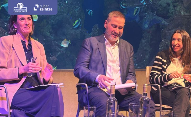 Tres personas sentadas durante el Evento De la Computaci&oacute;n Cu&aacute;ntica a la Seguridad.