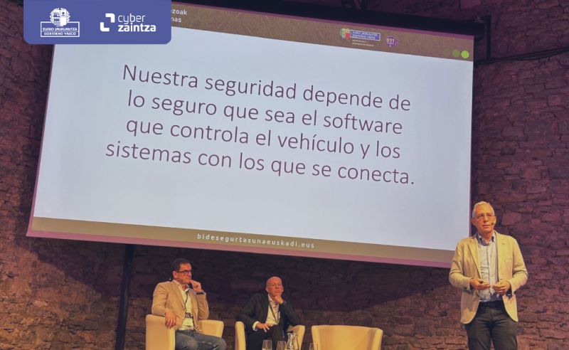 Fotograf&iacute;a de Javier Di&eacute;guez durante su ponencia "Ciberseguridad al servicio de la seguridad vial"