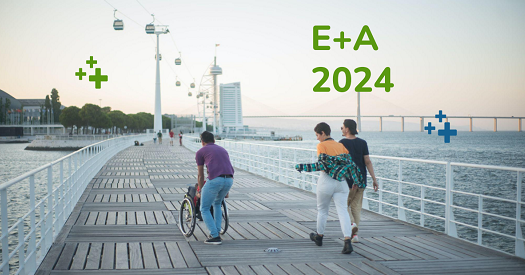 Jovenes paseando por una pasarela