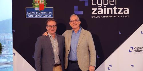 Javier Di�guez, Director General de Cyberzaintza, junto a Tom�s Roy, Director de la Ag�ncia de Ciberseguretat de Catalunya, en el evento de presentaci�n de Cyberzaintza, la Agencia Vasca de Ciberseguridad.