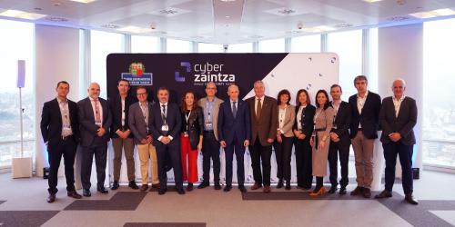 Javier Di�guez, Director General de Cyberzaintza, junto a Josu Erkoreka, Rodrigo Gartzia y otras personas en el evento de presentaci�n de Cyberzaintza, la Agencia Vasca de Ciberseguridad.