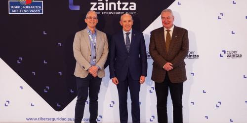 Javier Di�guez, Director General de Cyberzaintza, junto a Josu Erkoreka y Rodrigo Gartzia en el evento de presentaci�n de Cyberzaintza, la Agencia Vasca de Ciberseguridad.