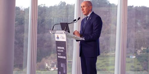 Josu Erkoreka dando el discurso de apertura del evento de presentaci�n de Cyberzaintza, la Agencia Vasca de Ciberseguridad.