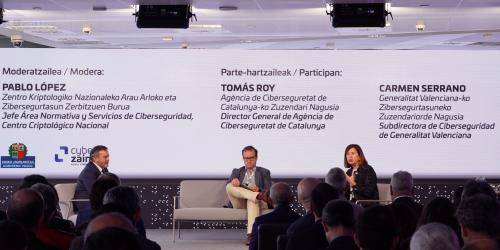 Mesa redonda moderada por Pablo L�pez, Jefe del �rea Normativa y Servicios de Ciberseguridad del CCN, en la que intervienen Tom�s Roy, Director General de la Agencia de Ciberseguridad de Catalunya y Carmen Serrano, Subdirectora General de Ciberseguridad en la Generalitat Valenciana.
