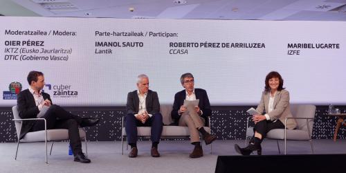 Mesa redonda moderada por Mar�a Eugenia L�pez, Responsable de Conocimiento y Concienciaci�n de Empresas y Profesionales del Instituto Nacional de Ciberseguridad, en la que intervienen Xabier Mitxelena, Presidente del Cl�ster de Industrias de Ciberseguridad de Euskadi Cybasque, Idoia Mateo, Directora de seguridad de la informaci�n de Banco Santander Europa y Centro Corporativo, y Andoni Valverde, responsable del Global del Cyber Fusion Center en Iberdrola.