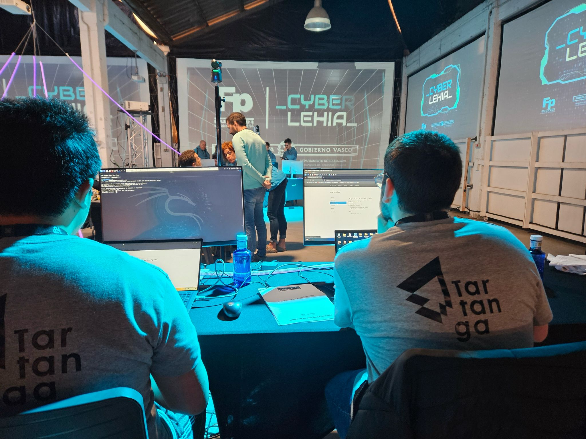 Final de CyberLehia 2024, iniciativa para promover la preparaci�n en ciberseguridad del alumnado vasco de FP. Momento en el que los equipos est�n realizando las pruebas para determinar el ganador.