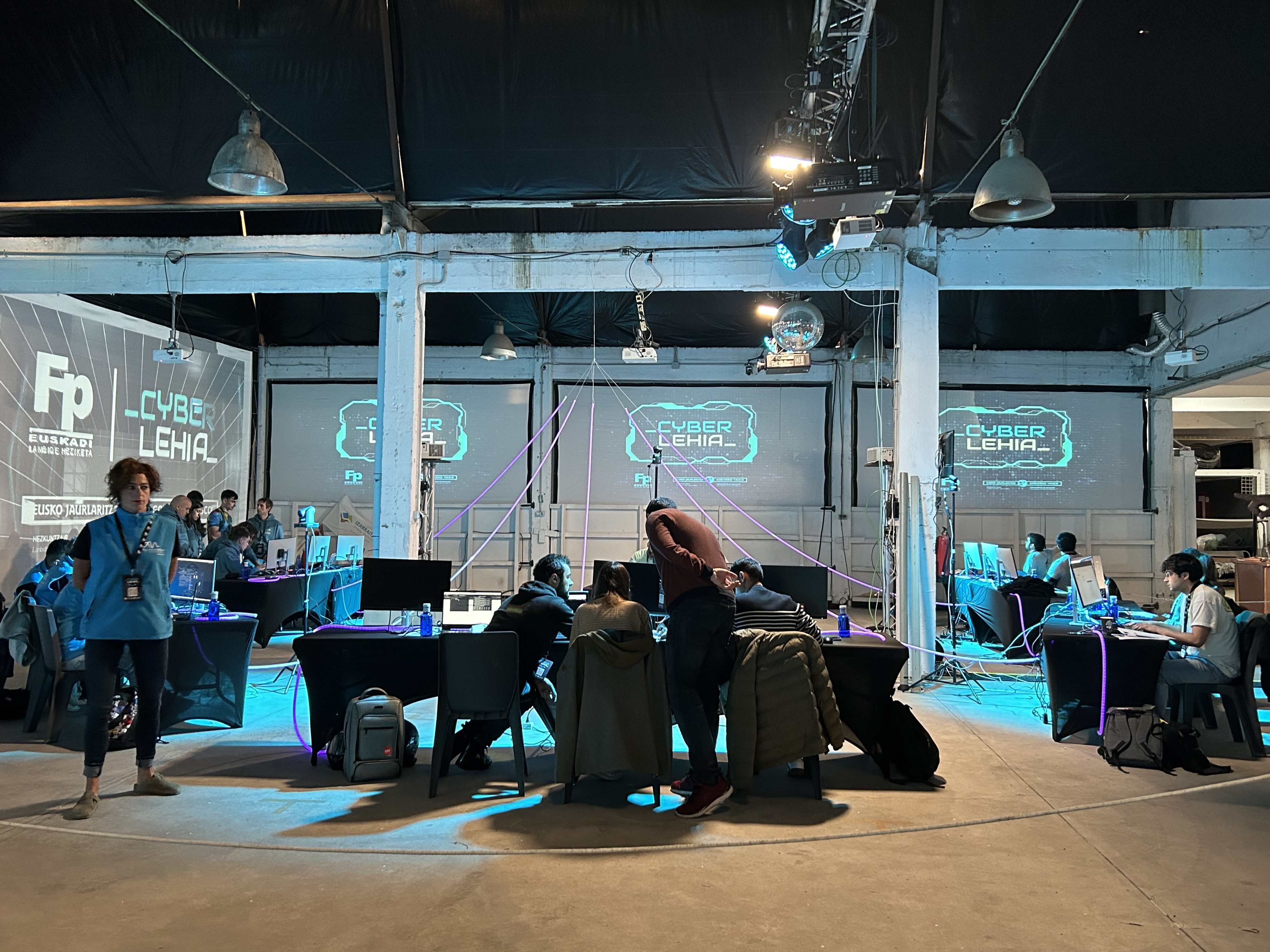 Final de CyberLehia, momento en el que los equipos est�n realizando las pruebas para determinar el ganador.