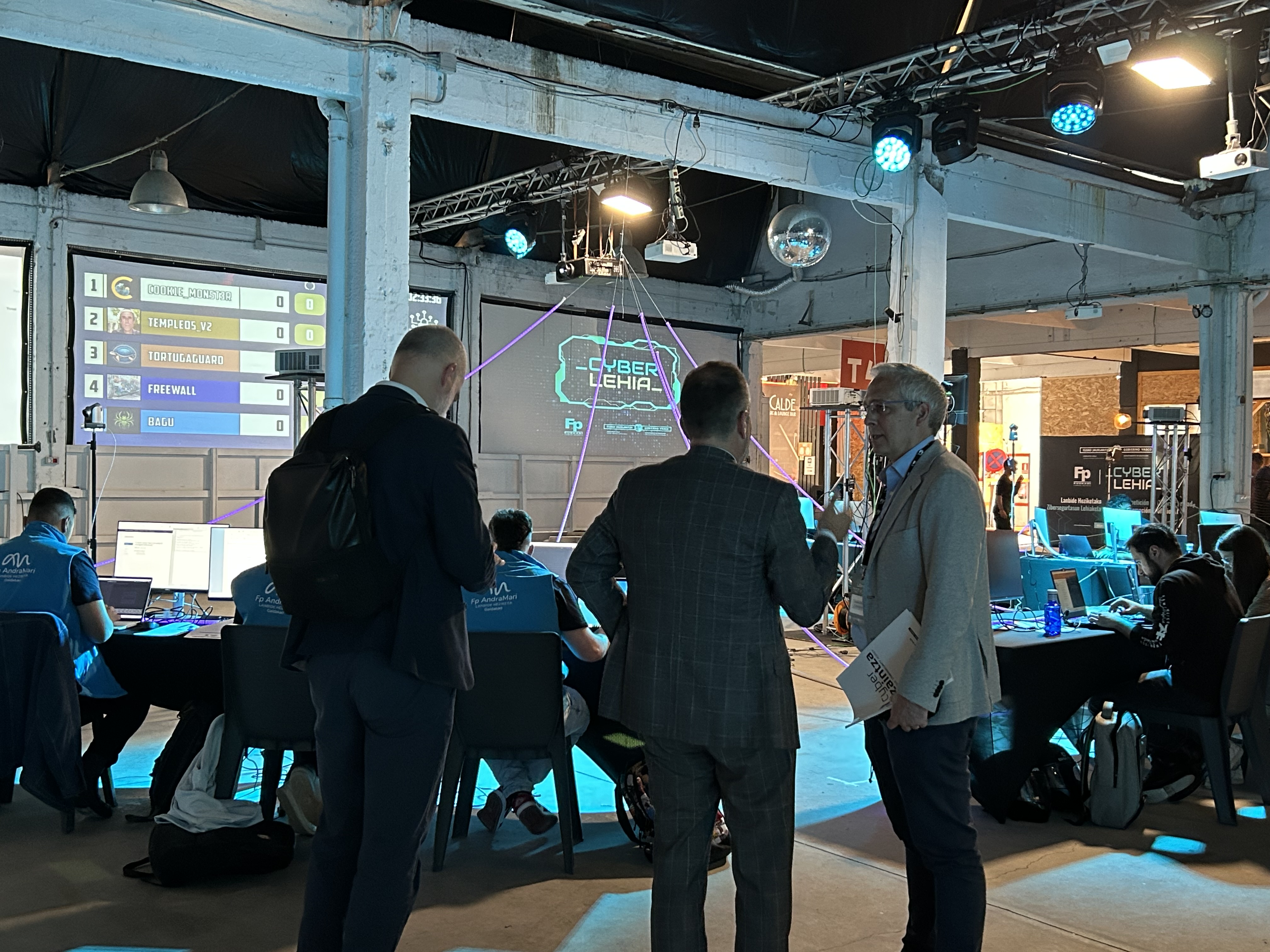 Javier Di�guez, Director General de Cyberzaintza, mientras los equipos est�n realizando las pruebas para determinar el ganador de CyberLehia 2024.