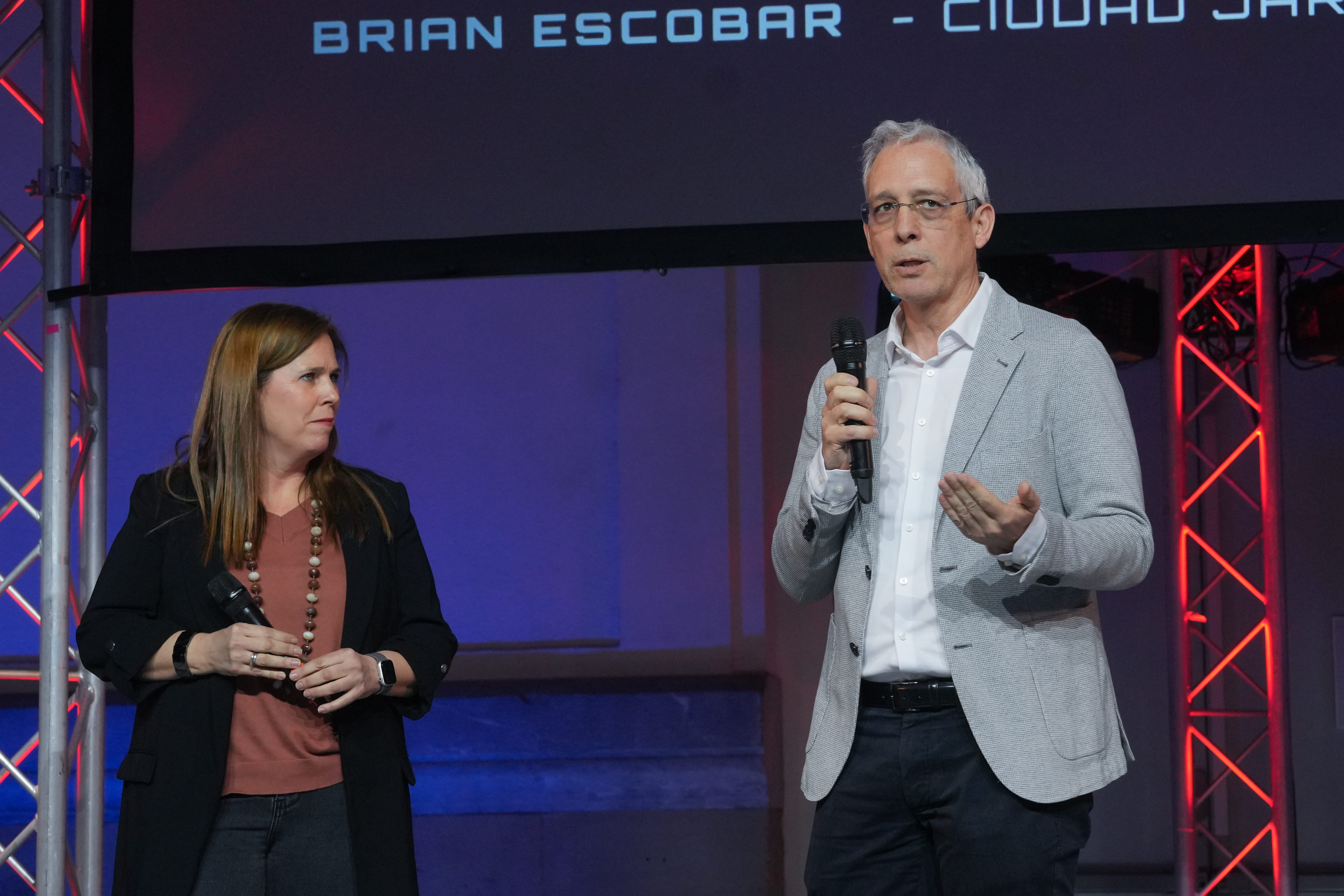 Inge Gorostiga Eraldaketa Digitalaren eta Ikaskuntza Aurreratuen zuzendaria eta Javier Dieguez Zibersegurtasunaren Euskal Agentziako zuzendari nagusia, Cyberzaintza, aurkezpenaren une batean.