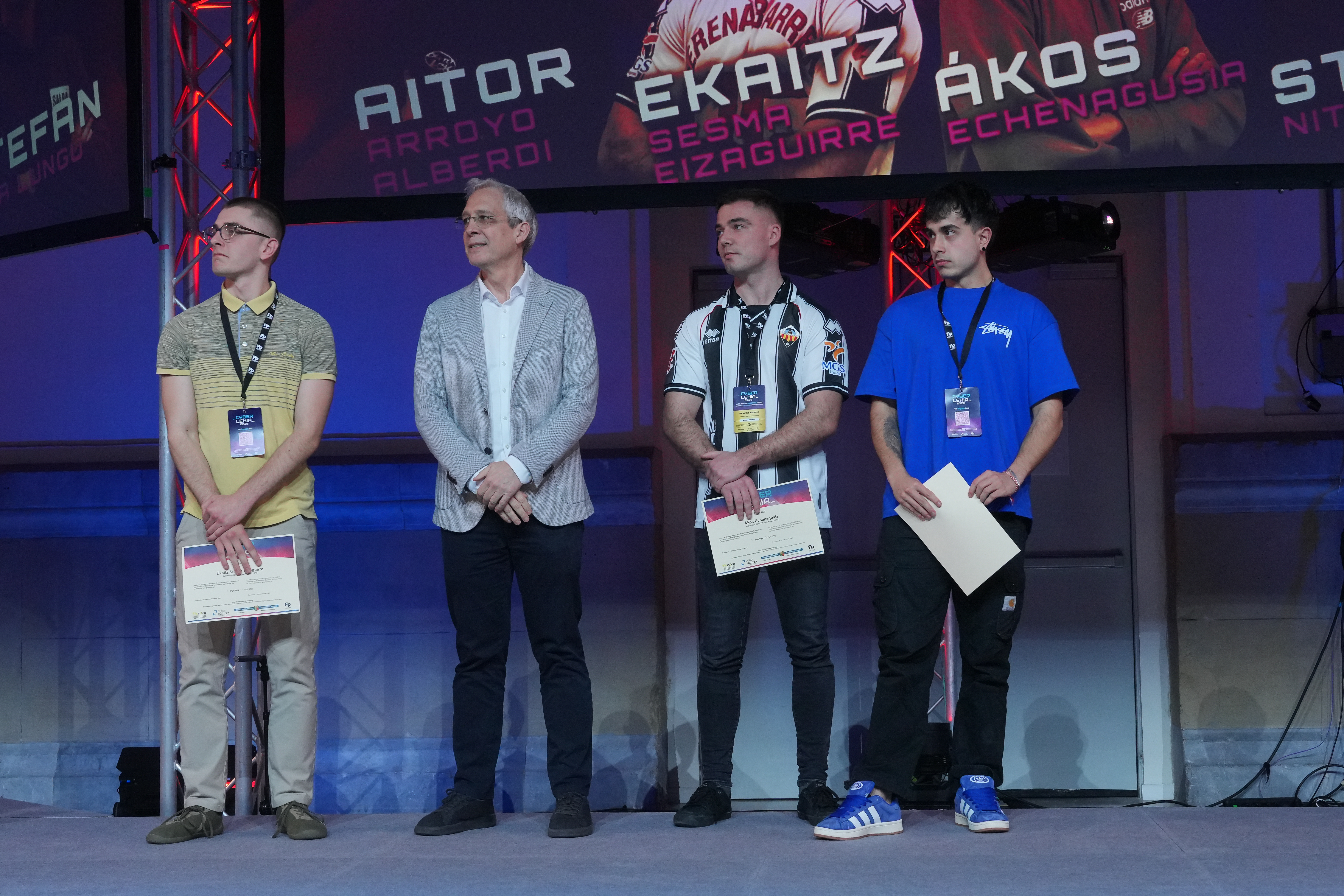Javier Dieguez 5. postuan sailkatutako taldeari saria ematen: Lea-Artibai ikastetxeko 