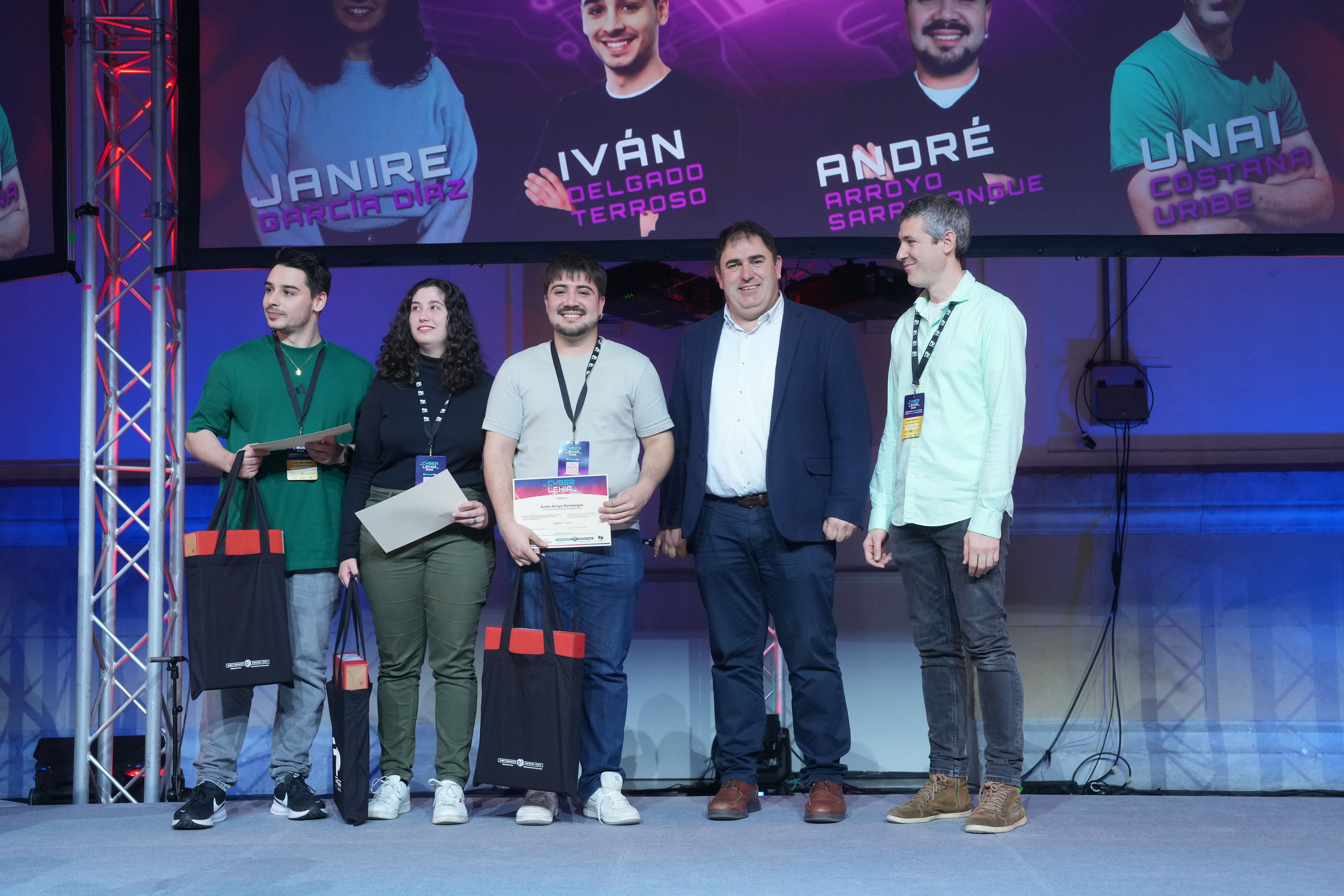 Jon Labaka, Lanbide Heziketako sailburuordea, 2026ko CyberLehiaren talde irabazleari saria ematen: Xabier Zubiri-Manteo zentroko 
