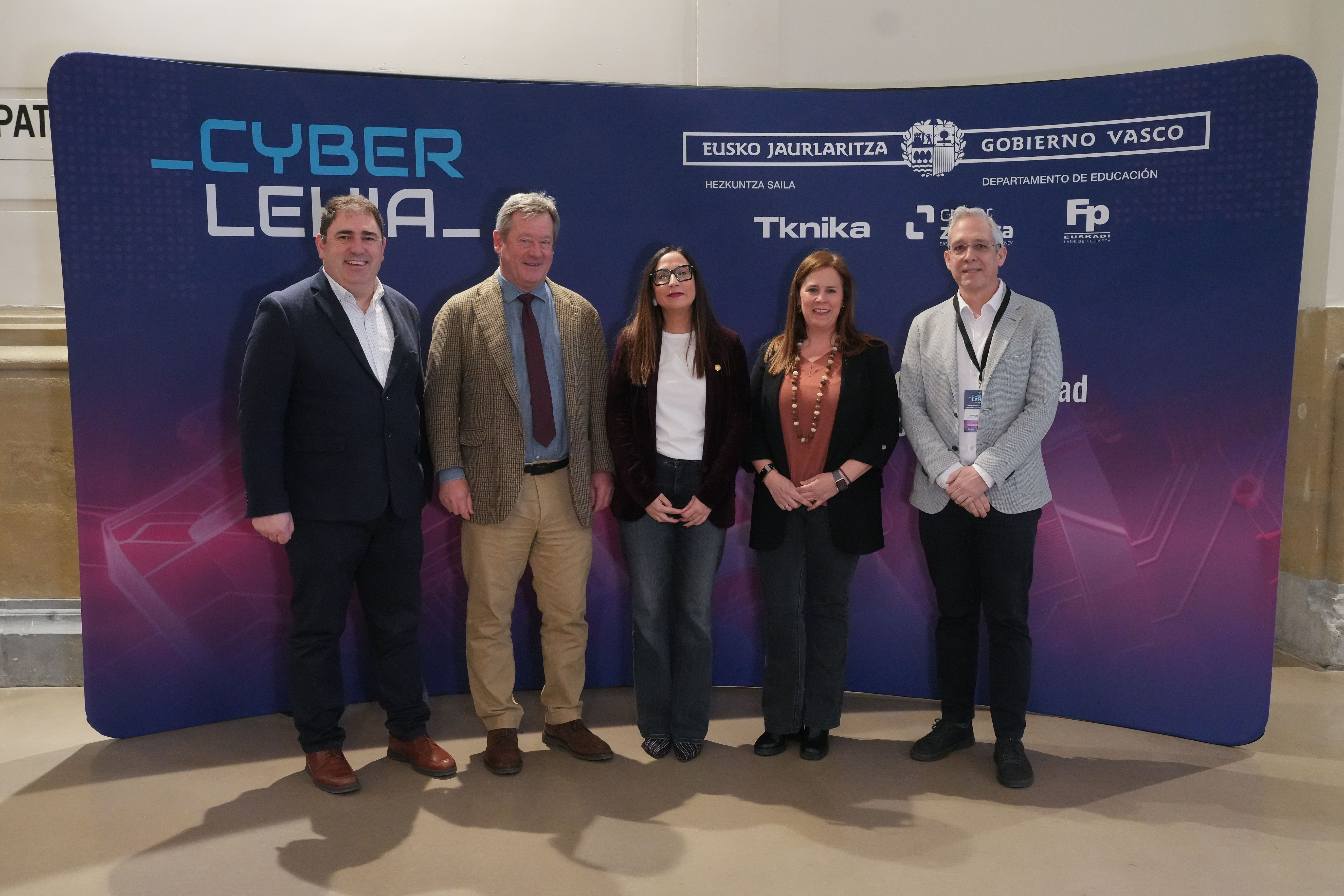 CyberLehia 2026ko finalean izan diren agintarien argazkia, tartean Bingen Zupiria Segurtasun sailburua, Bego�a Pedrosa Hezkuntza sailburua eta Javier Dieguez Cyberzaintzako zuzendari nagusia.