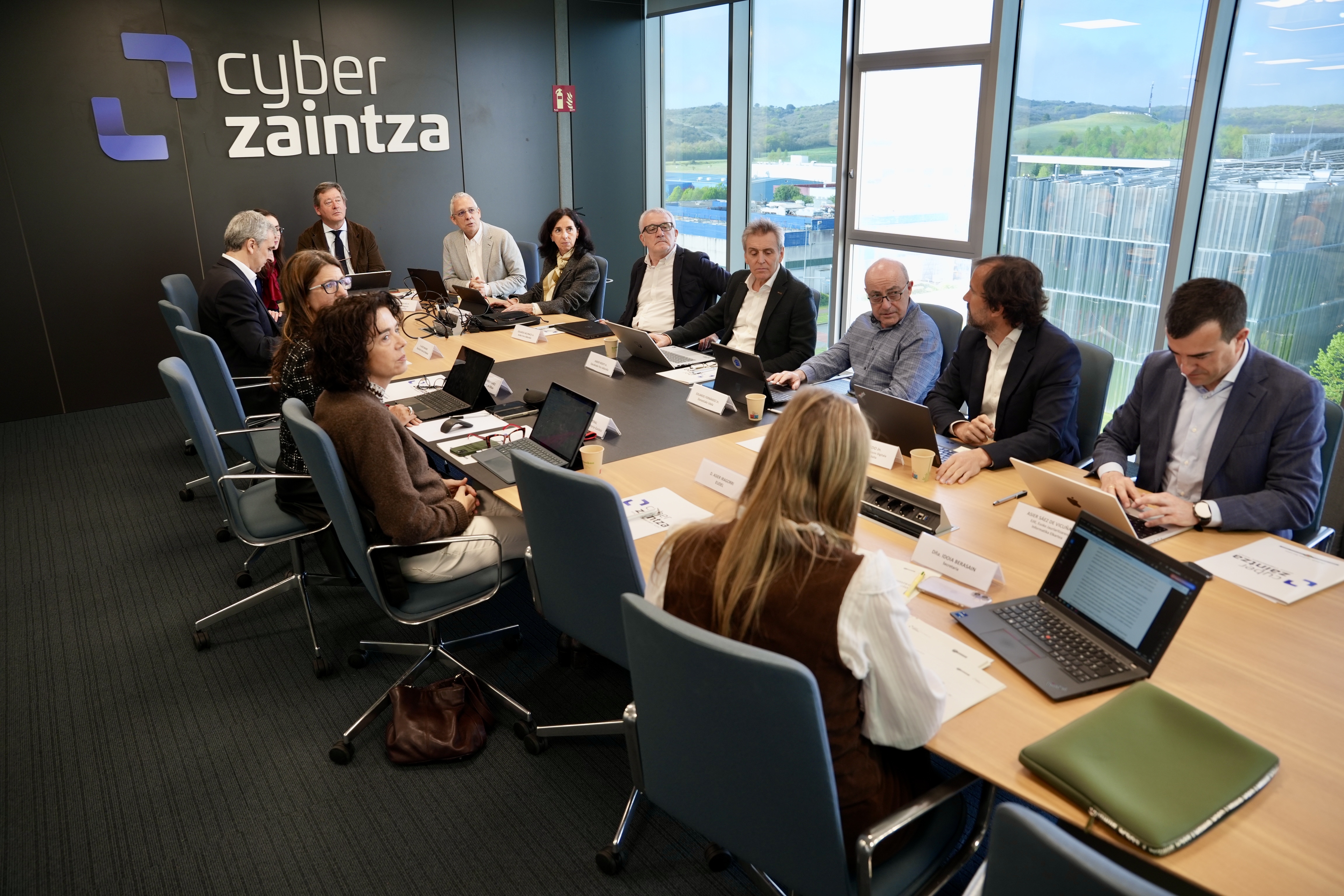 Fotograf�a de todos los participantes en la reuni�n del Consejo de Administraci�n de Cyberzaintza, sentados alrededor de la mesa principal.