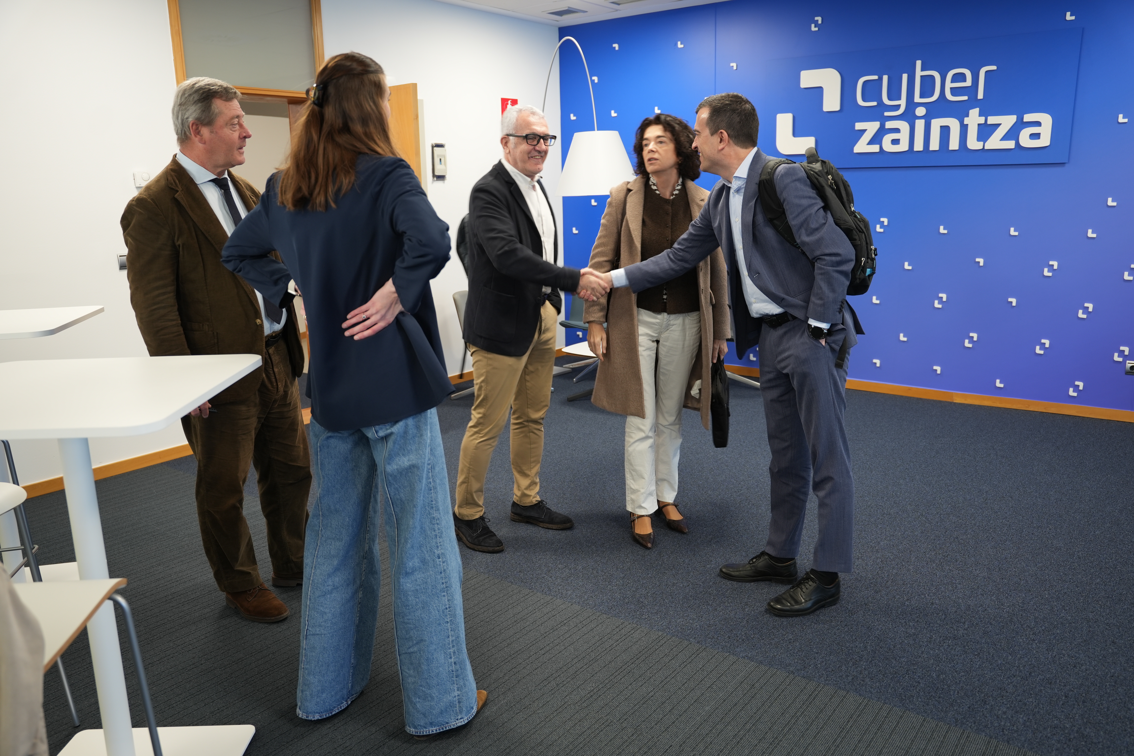 Fotograf�a de la llegada a la sede de la Agencia Vasca de Ciberseguridad de varios miembros del Consejo de Administraci�n de Cyberzaintza.