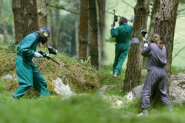 Talde bat paintballean