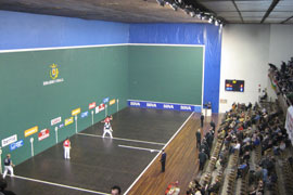 Interior del front�n Astelena