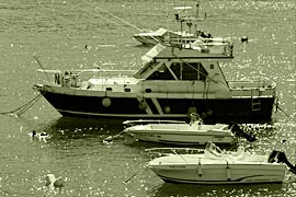 Barcos amarrados en el puerto deportivo