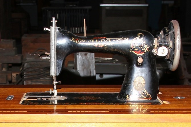 Cabeza de máquina de coser Alfa modelo A, conocida también como “cuello de cisne” por su estilizada forma.