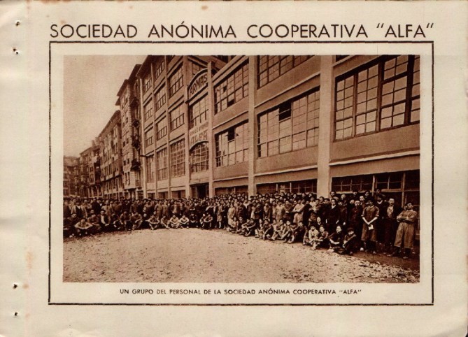 Sociedad Anónima Cooperativa Alfa enpresako langileak. Josteko makinen katalogoa “Máquinas de Coser Alfa. Industria Nacional”, ca. 1935. Sociedad Cooperativa Alfa Artxiboa (Eibar).