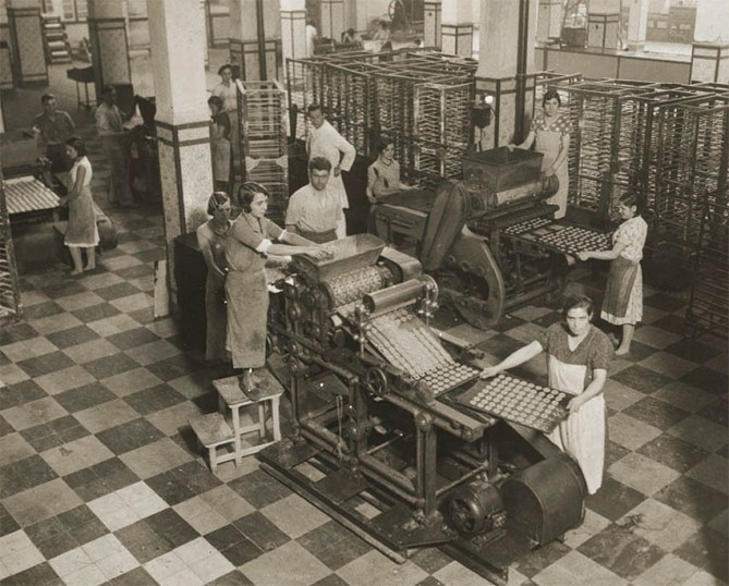 Trabajadoras y trabajadores de la fábrica de Galletas Artiach en la Ribera de Deusto.
