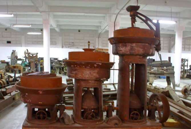 Molinos de cacao, parte final del proceso de obtención de cacao líquido (Konsoni Lantegia).