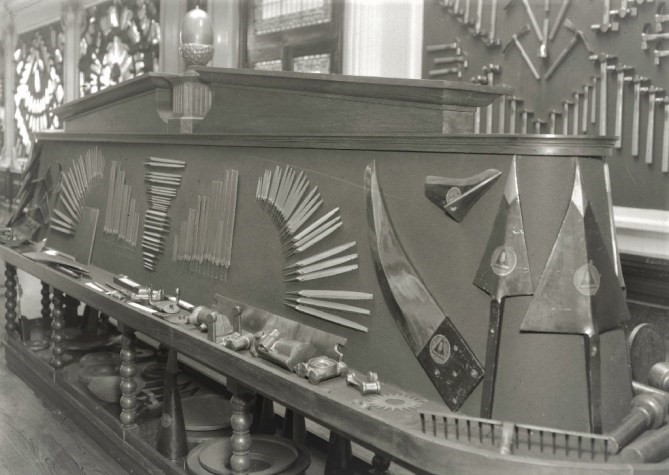 Exposición de herramientas en la fábrica de Patricio Echeverría de Legazpia. Foto: Paco Marí, Estudios Marín (1951). Fuente: kutxateka.eus ID 28750888