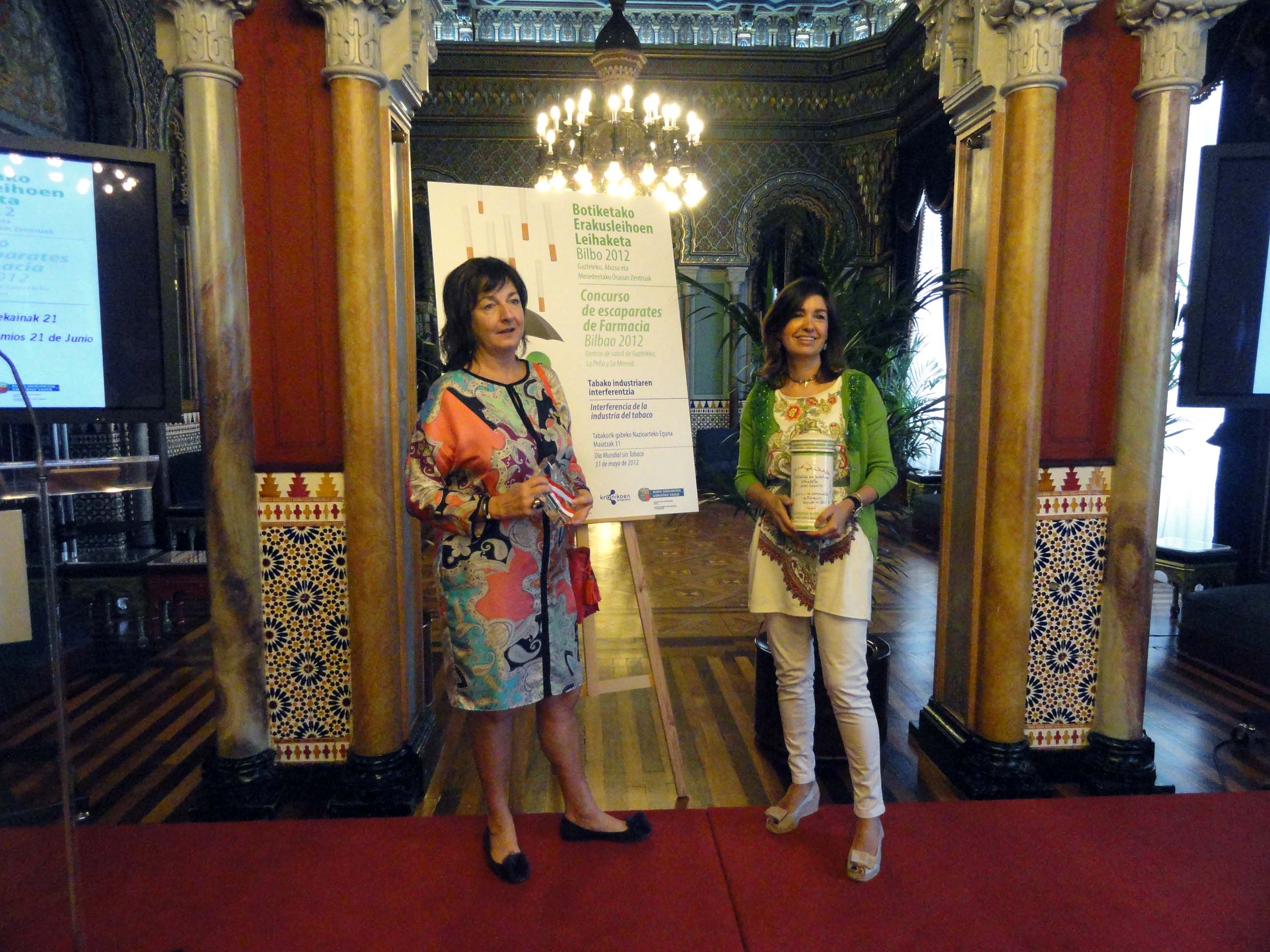 Las ganadoras del Concurso de farmacia en Bilbao. De izquierda a derecha: Premio Municipal - Farmacia Begoña Unceta Zarraonandia (La Merced) y Premio Comarcal - Farmacia Mª Rosario Echarri (Gazteleku).