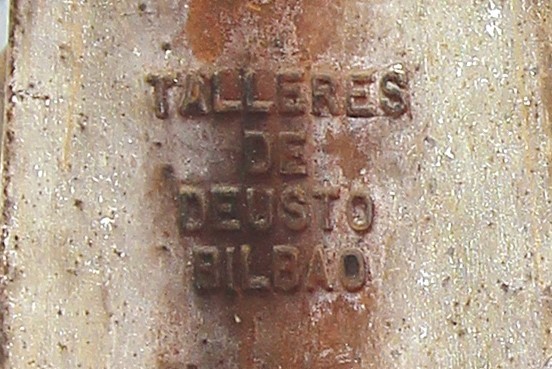 Detalle del nombre de la empresa fabricante en un lateral de la prensa hidráulica.