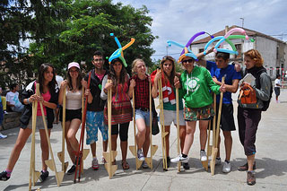 Equipo posando durante su trabajo estacional
