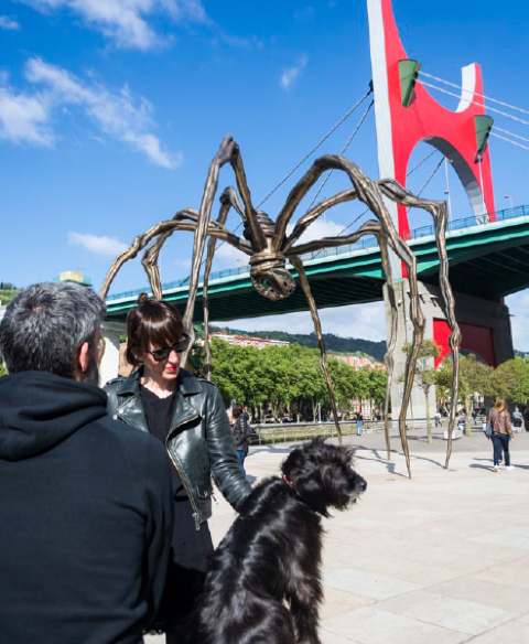 Bilbao: Außenansicht des Guggenheim-Museums mit einem Hund