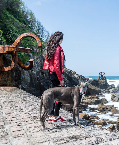 San Sebasti&aacute;n: Am Kamm des Windes mit einem Hund