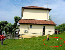 Parte posterior de la ermita de Izaskun con indicaci�n del lugar en el que se encontrar�a el enterramiento.