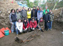 El equipo que intervino en la exhumaci�n junto a los restos recuperados.
