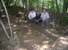 Descubridores de la fosa y familiares. Detr�s se observa el muro que delimita la trinchera.
