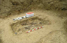 La fosa en fase de excavaci�n.