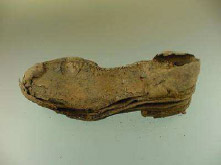 Bota de cuero de la que se conserva la suela con sus diferentes capas.