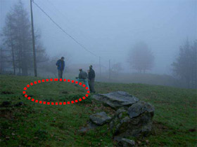 Ubicaci�n de la fosa. Al fondo el caser�o Martin Txiki.