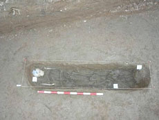 Delimitaci�n de la fosa con los restos en su interior.