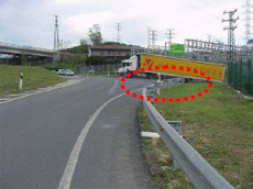 Zona del cruce de acceso a la empresa Luzuriaga. Bajo el asfalto se encontrar�an las inhumaciones.