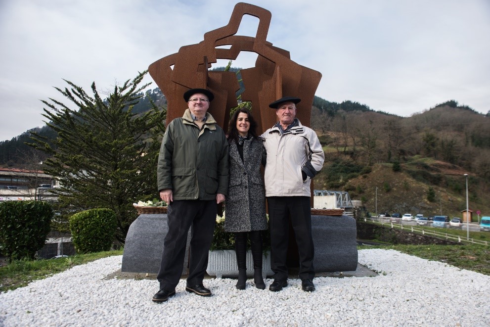 Sobrinos de Ram&oacute;n Portilla Acedo junto a la directora de Gogora, Aintzane Ezenarro, en el Columbario de la Dignidad.