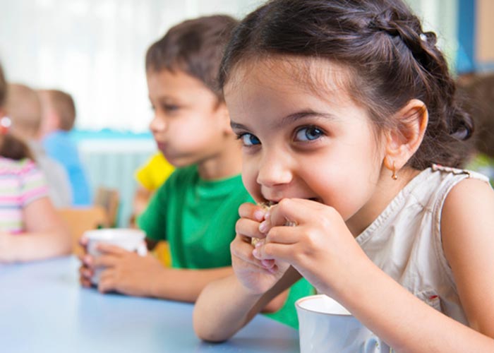 ni�os comiendo