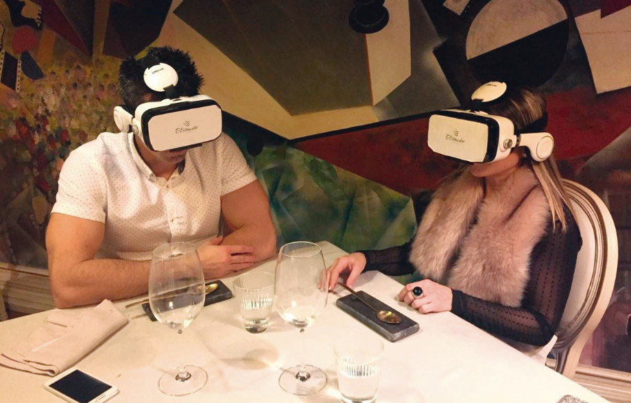 Los comensales disfrutando de una experiencia de realidad virtual 