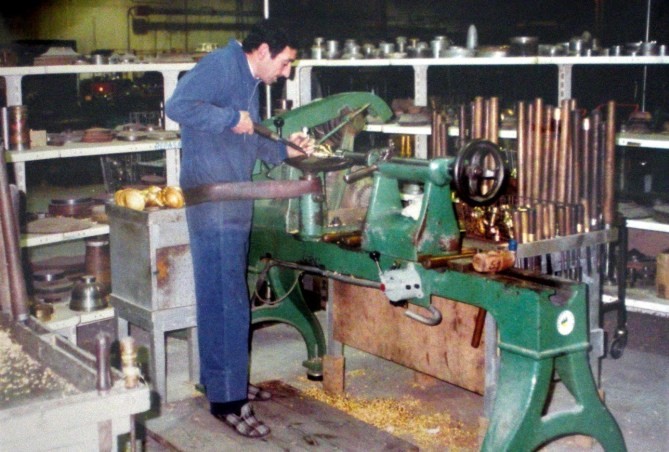 Operario trabajando en un torno al aire en la empresa CORTASA (1989). Archivo Depósito de Patrimonio Cultural Industrial Mueble (Gobierno Vasco).
