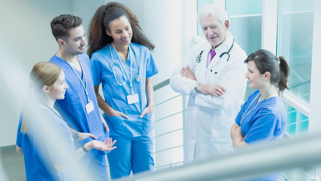 Un m&eacute;dico y enfermeros